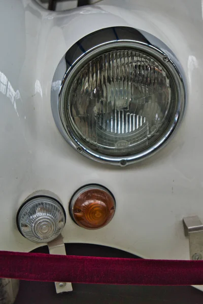 一张白色古董车前灯的垂直照片 — 图库照片