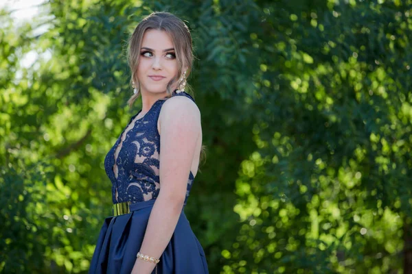 Uma Jovem Mulher Bonita Vestido Azul Escuro Festivo Está Posando — Fotografia de Stock