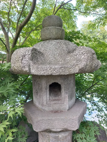 공원에 일본의 석등을 클로즈업 — 스톡 사진