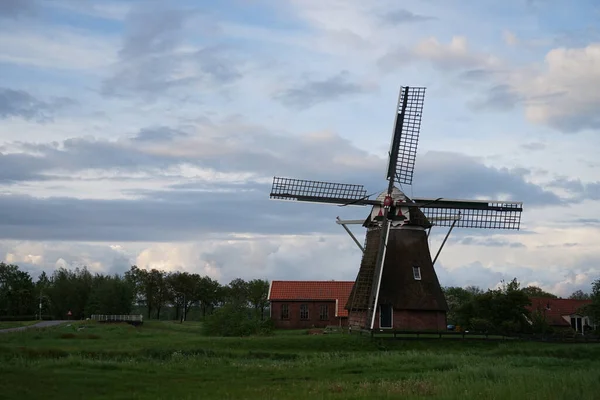 Eine Windmühle Und Häuser Von Den Oever Den Niederlanden — Stockfoto