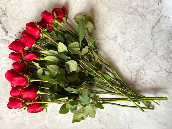 Gran Ramo Rosas Rojas Fondo Mármol Con Espacio Copia — Foto de Stock