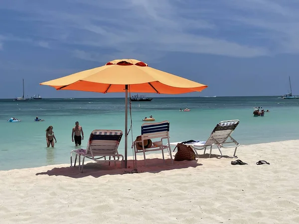 Paraguas Naranja Cierne Sobre Las Sillas Playa Orilla Con Cielo —  Fotos de Stock