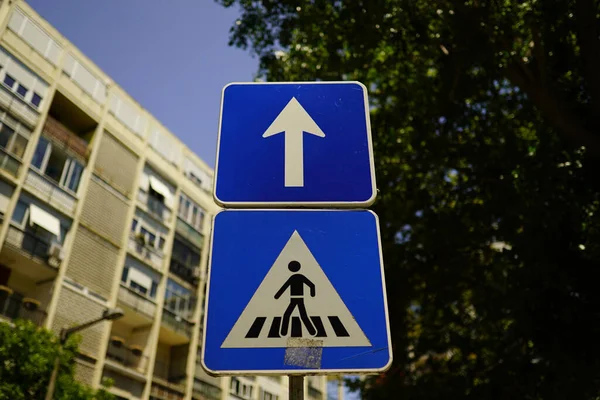 Ein Verkehrszeichen Für Zebrastreifen Der Stadt — Stockfoto