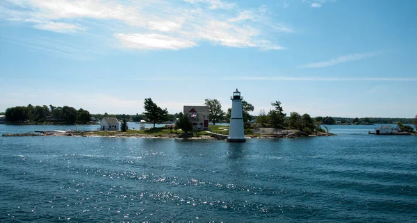 Ein Leuchtturm Auf Einer Halbinsel Auf Welligem Wasser Der Nähe — Stockfoto