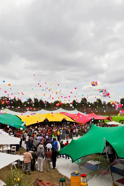Johannesburg South Africa 2019年5月3日 派对上的人们用气球跳舞和唱帐篷 — 图库照片