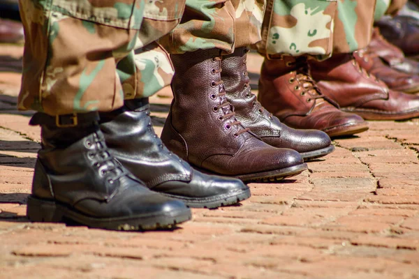 Detailní Záběr Nohou Vojáků Vojenské Obuvi Uniformě Pod Slunečním Světlem — Stock fotografie