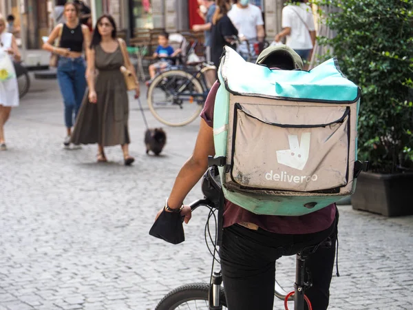 Milan Italien Aug 2021 Bakifrån Förare Som Levererar Mat Beställd — Stockfoto