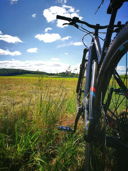 Μια Θέα Ενός Ποδηλάτου Ένα Όμορφο Πεδίο Μια Ηλιόλουστη Μέρα — Φωτογραφία Αρχείου