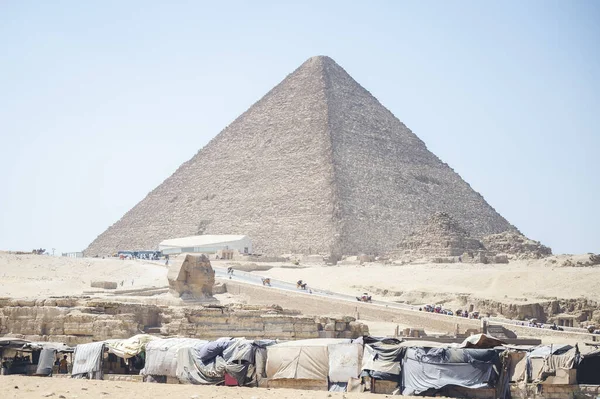 2021年6月6日 埃及吉萨的大狮身人面像和胡夫大金字塔的特写 — 图库照片