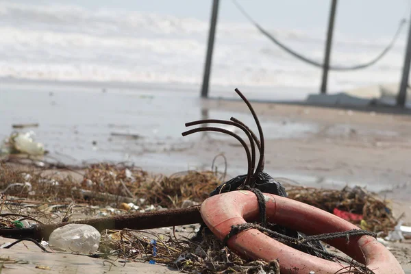 Eine Nahaufnahme Von Müll Strand Umgeben Vom Meer Einem Sonnigen — Stockfoto