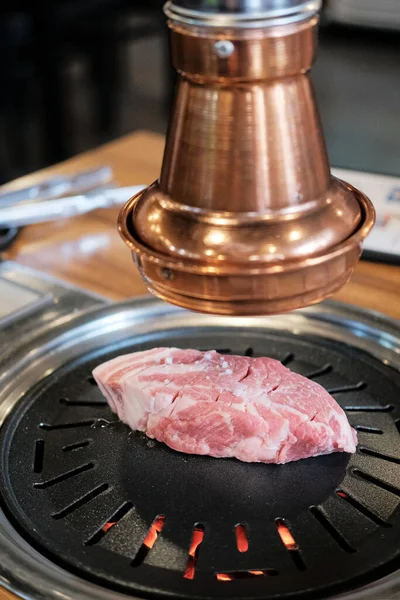 韓国のバーベキューガスストーブで新鮮な肉のクローズアップショット — ストック写真