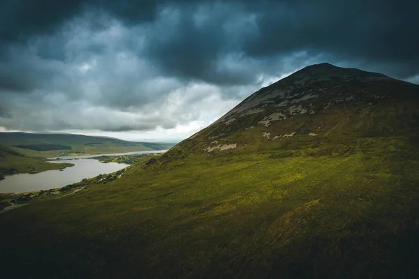 Errigal Mountain Surrounded Water Stormy Sky Donegal Ιρλανδία — Φωτογραφία Αρχείου