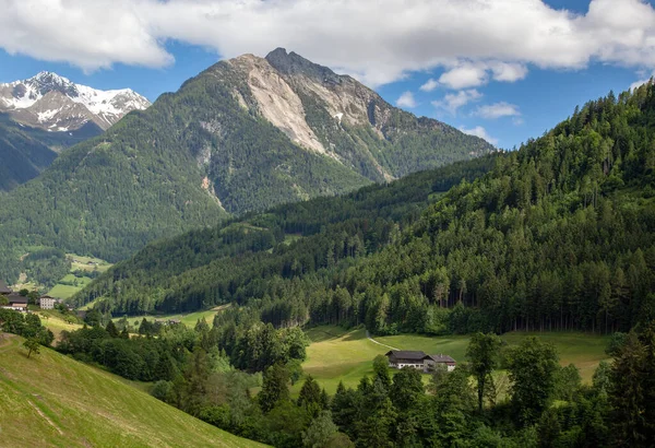 Egy Falu Alpokban Erdők Között Hegycsúcsok Hátterében — Stock Fotó