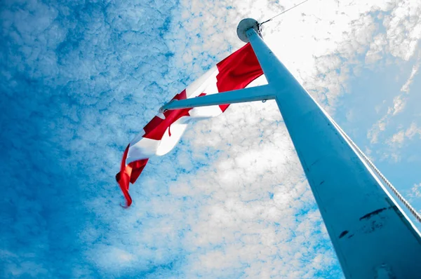 Tiro Bajo Del Ángulo Bandera Canadá Con Hoja Arce Que — Foto de Stock