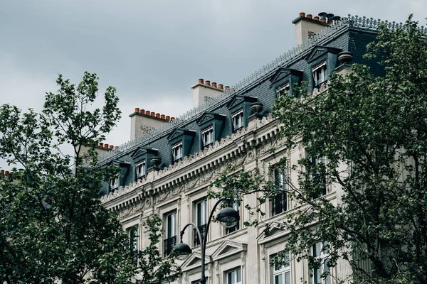 Hermoso Edificio Con Arquitectura Europea Contra Cielo — Foto de Stock