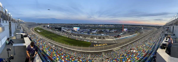 Een Panoramisch Uitzicht Een Circuit Onder Een Bewolkte Hemel — Stockfoto