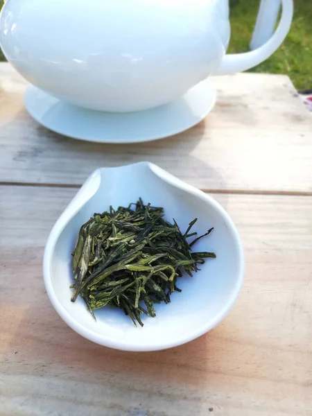 Kurutulmuş Huangshan Maofeng Çaydanlığının Yakınındaki Beyaz Bir Kasede Çay Yapraklarının — Stok fotoğraf