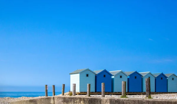 Lege Blauwe Strandhuizen Tegen Blauwe Lucht — Stockfoto