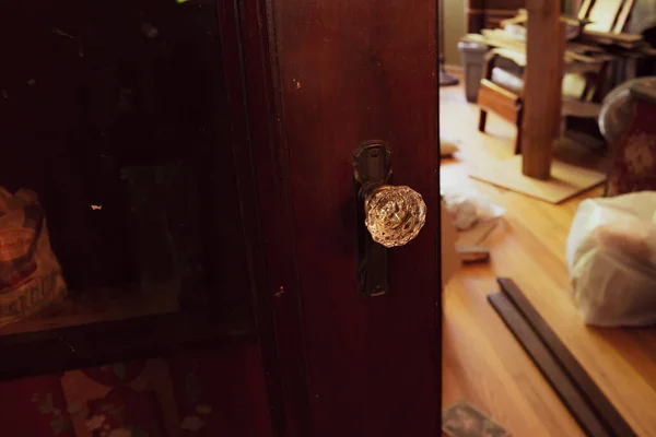 Μια Ξύλινη Πόρτα Ένα Παλιό Σπίτι Αντίκα — Φωτογραφία Αρχείου