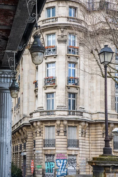 Paris France Nov 2018 Vertical Shot Typical Parisian Architecture Graffiti — Stock Photo, Image