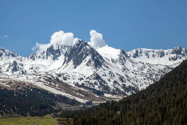Bulutlu Gökyüzü Alpler Yüksek Kesimlerinde Yakalanan Karlı Manzaraların Üzerinde — Stok fotoğraf