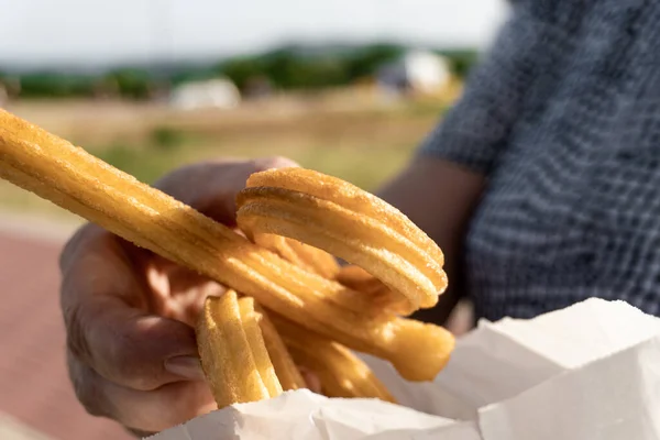 Una Anciana Sosteniendo Los Deliciosos Churros Españoles Crujientes Aire Libre — Foto de Stock