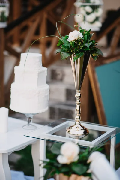 Een Close Shot Van Een Vaas Met Bloemen Buurt Van — Stockfoto