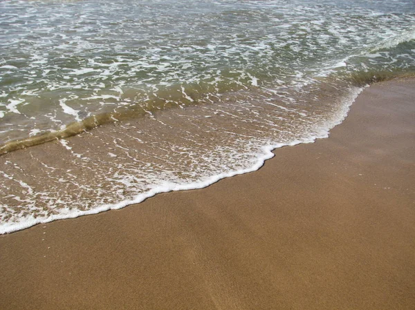 Uma Vista Das Ondas Espumosas Oceano Lavando Praia Arenosa — Fotografia de Stock