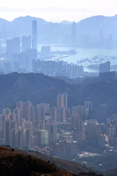 Tiro Vertical Silhuetas Edifícios Montanhas Hong Kong — Fotografia de Stock