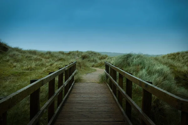 Ένας Ξύλινος Διάδρομος Στην Ακτή Της Ατλαντικής Θάλασσας Στην Ιρλανδία — Φωτογραφία Αρχείου