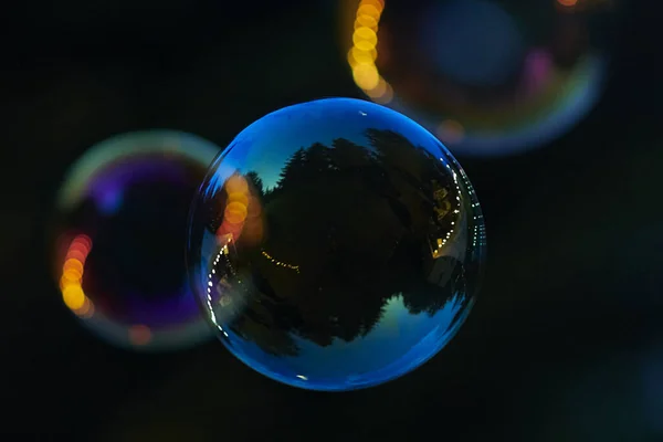 Крупный План Плавающих Мыльных Пузырей Отражением Темном Фоне — стоковое фото