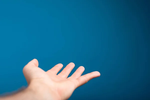 Palma Aberta Homem Isolada Num Fundo Azul Com Espaço Para — Fotografia de Stock