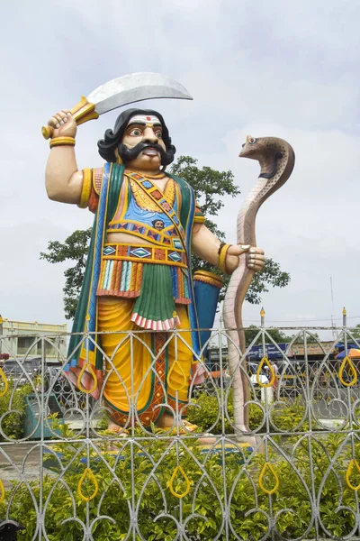 Mysuru Índia Outubro 2012 Uma Estátua Demônio Mahishasura Com Espada — Fotografia de Stock