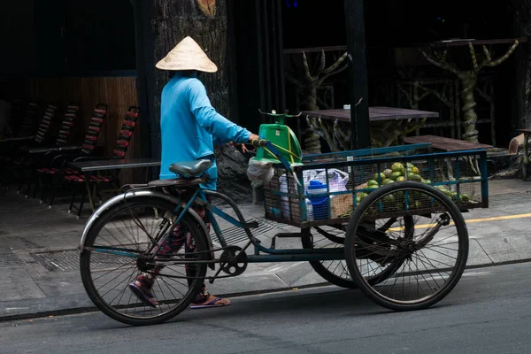 Chi Minh Vietnam Lehet 2018 Egy Srác Kalapot Lovaglás Kerékpár — Stock Fotó