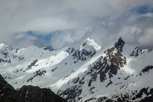 Bewolkte Lucht Boven Besneeuwde Landschappen Gevangen Hoog Alpen — Stockfoto