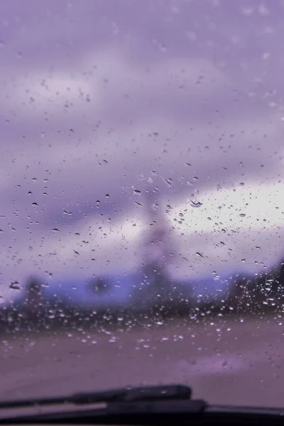 雨の後のぬれた窓からの山の風景の良い景色 — ストック写真