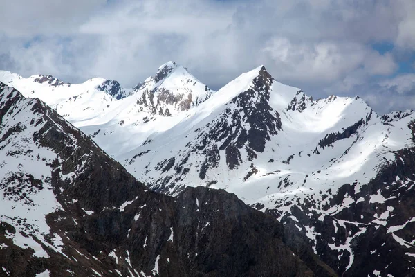 Chmurne Niebo Nad Śnieżnymi Krajobrazami Uchwyconymi Wysoko Alpach — Zdjęcie stockowe