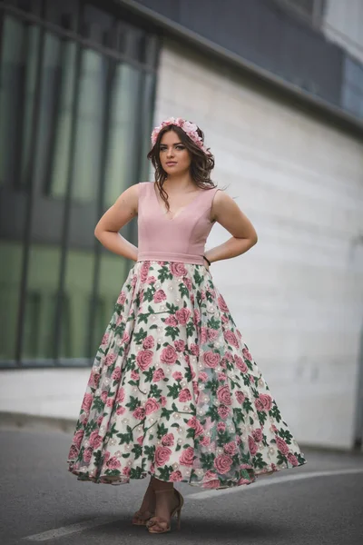 Ένα Νεαρό Κορίτσι Φοράει Ένα Ροζ Φόρεμα Ένα Αποτύπωμα Λουλουδιού — Φωτογραφία Αρχείου