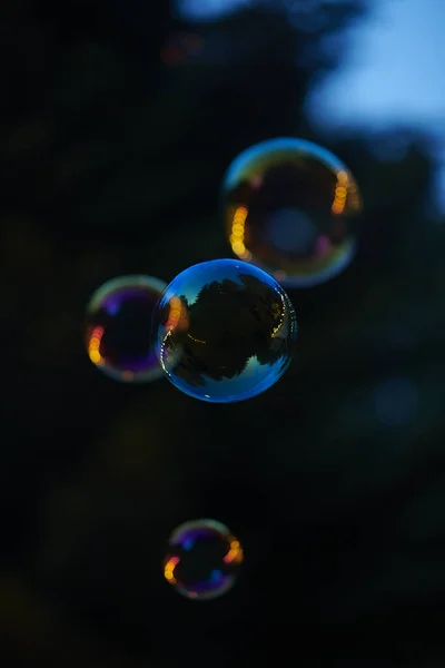 Een Close Shot Van Zwevende Zeepbellen Met Reflectie Donkerblauwe Achtergrond — Stockfoto