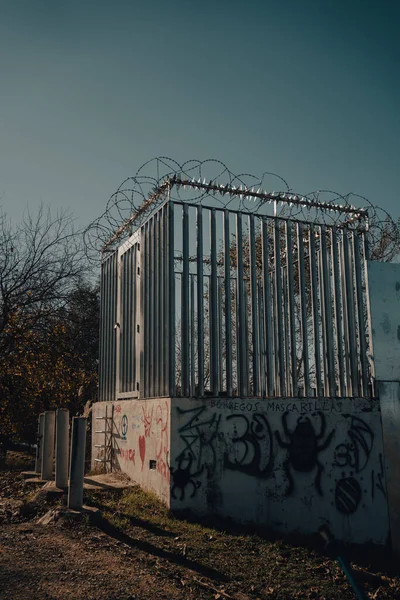 檻の上の鉄条網の垂直ショット — ストック写真