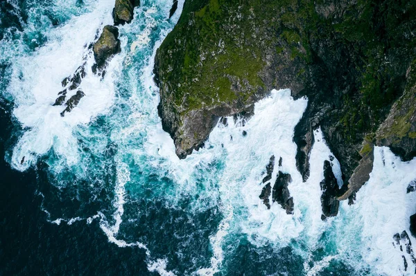 Vzdušný Záběr Útesů Skal Obklopených Mořem Donegalu Irsko — Stock fotografie