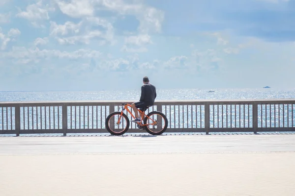 佛罗里达州Deerfield海滩 一位骑自行车的男子凝视着大西洋的风景照片 — 图库照片