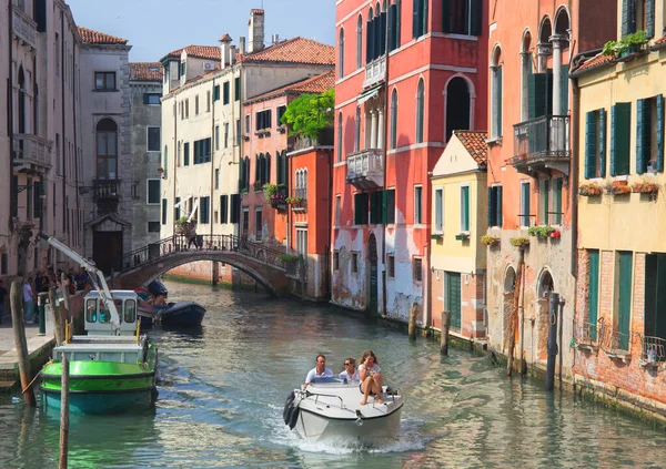 Venice Olaszország 2018 Július Egy Kis Hajón Vitorlázó Emberek Látványa — Stock Fotó