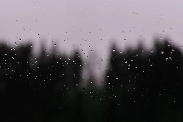 Унылый Вид Горный Пейзаж Через Мокрое Окно После Дождя — стоковое фото