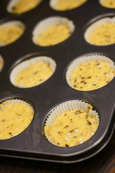 Colpo Verticale Muffin Crudi Vassoio Metallo Tavolo Legno Cucina — Foto Stock