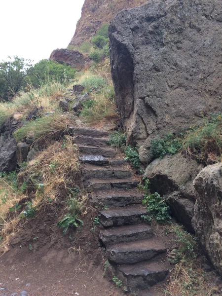 Eine Vertikale Aufnahme Einer Schmalen Steintreppe Auf Einem Berg — Stockfoto