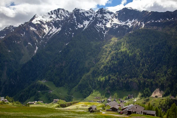 Cielo Nuvoloso Sulle Alte Montagne Con Boschi Conifere Prati Cime — Foto Stock