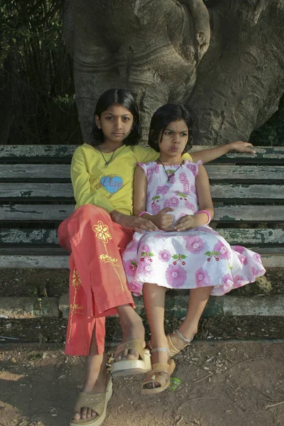 Бенгалуру Индия Августа 2012 Года Две Сестры Сидят Скамейке Парке — стоковое фото