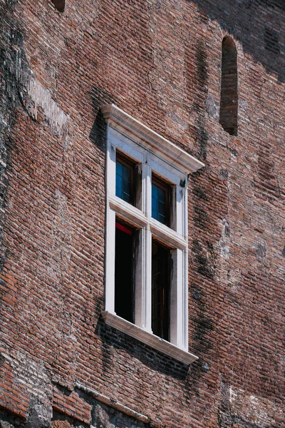 Colpo Verticale Una Vecchia Vetrina Epoca Edificio Italiano Roma — Foto Stock