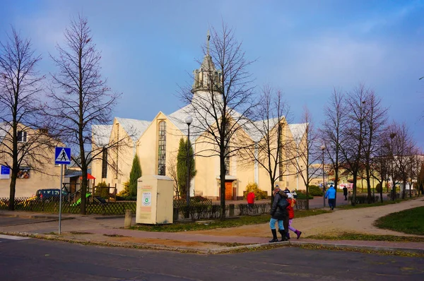 Poznan Polônia Novembro 2014 Pessoas Caminhando Uma Calçada Perto Igreja — Fotografia de Stock